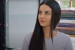 Kuzey zabiera Bahar na zakupy i kupuje jej drogie ubrania.