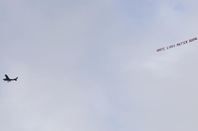 Samolot z banerem nad stadionem podczas meczu Manchester City - Burnley