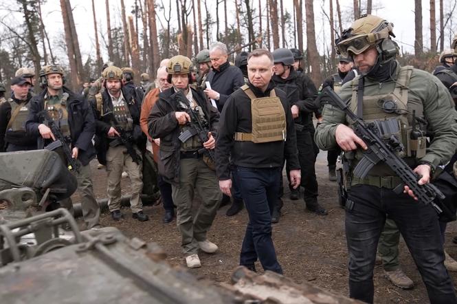 Andrzej Duda ogląda zniszczenia na Ukrainie