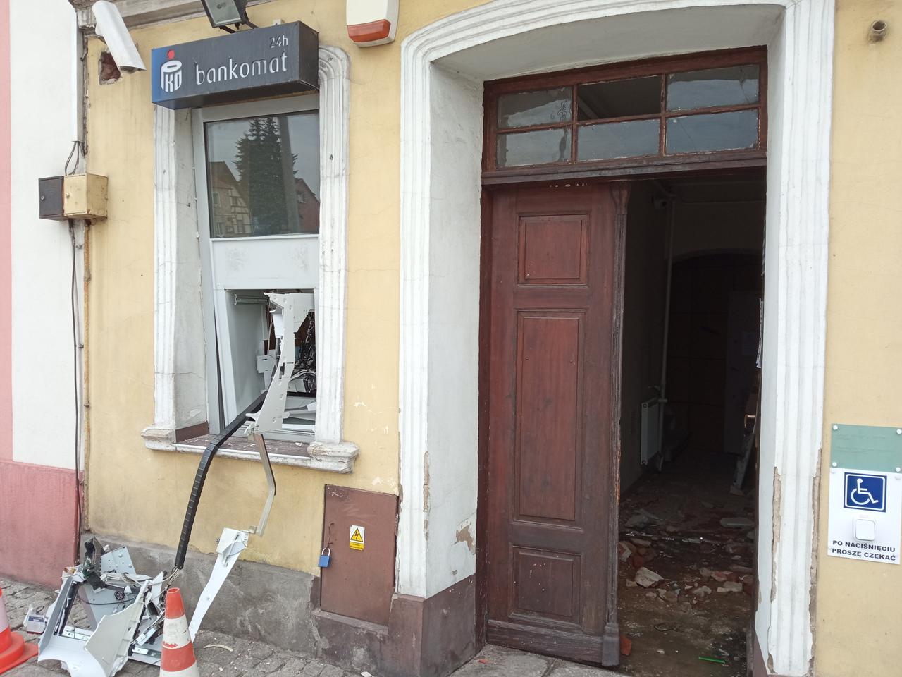 Potężny huk w Rydzynie! Ktoś WYSADZIŁ bankomat i uciekł z pieniędzmi 
