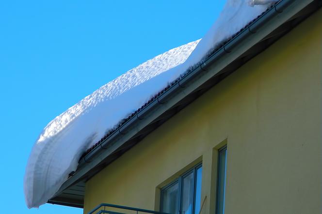 Zamość: Zamojska straż pożarna apeluje o usuwanie zalegającego śniegu z dachów