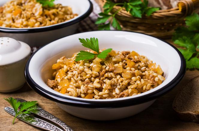 Kasza pęczak z mielonym mięsem i warzywami: tani i sycący obiad, lepszy od risotta