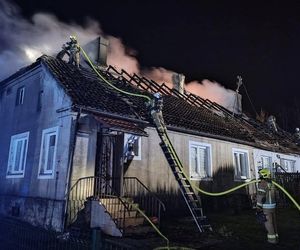 Tragiczny pożar pod Ostródą. Nie żyje jedna osoba. Strażacy apelują: instaluj czujki dymu [ZDJĘCIA]