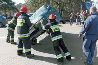 Citroen  dachował na  stacji  benzynowej