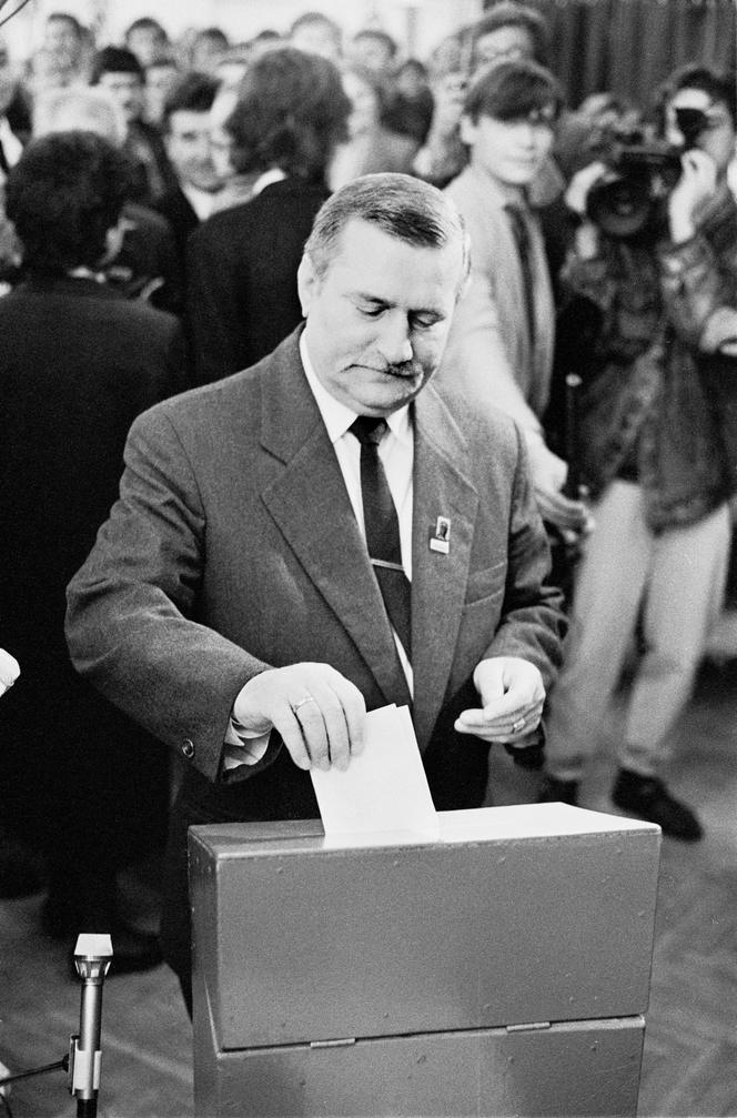 Lech Wałęsa oddaje głos w wyborach do sejmu kontraktowego, Gdańsk, 4 czerwca 1989.