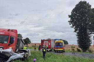 Smiertelny wypadek na trasie Bonin-Koszalin. Trzech nastolatkow z BMW zginelo w zderzeniu z tirem [ZDJECIA]
