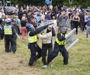 Wielka Brytania płonie! Bitwy na ulicach, pierwsze państwo ostrzega przed podróżami