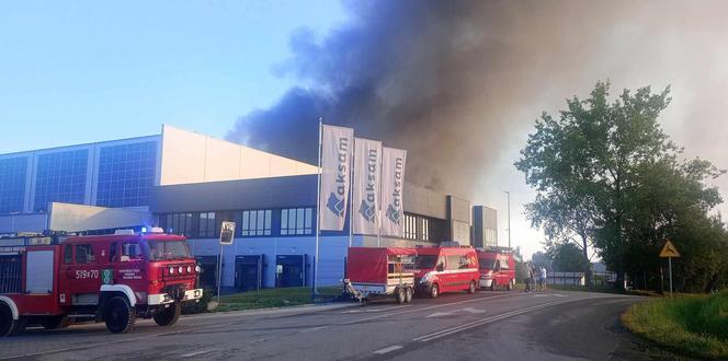 Potężny pożar hali produkcyjnej w Małopolsce