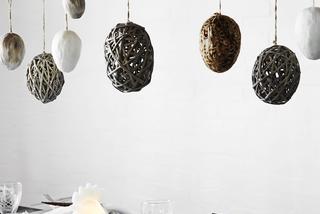 Dekoracja wielkanocna z jajek z materiałów naturalnych w  stylu skandynawskim