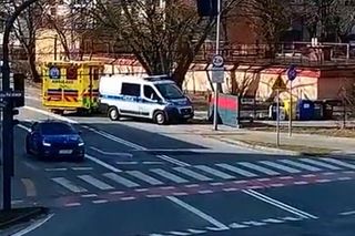 Seniorka nagle upadła na chodniku. W autach obok byli kierowcy, ale pomoc przyszła dopiero od policjantów