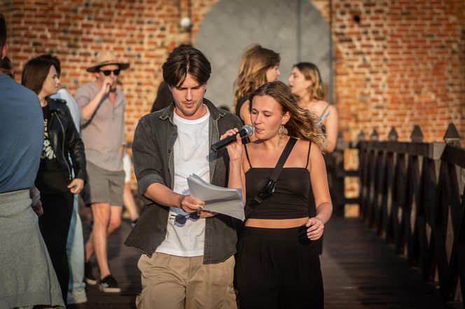 W piątkowy wieczór III Festiwal Teatralny na Zamku w Liwie otworzył poruszający i nietypowy spektakl „Ofelie”