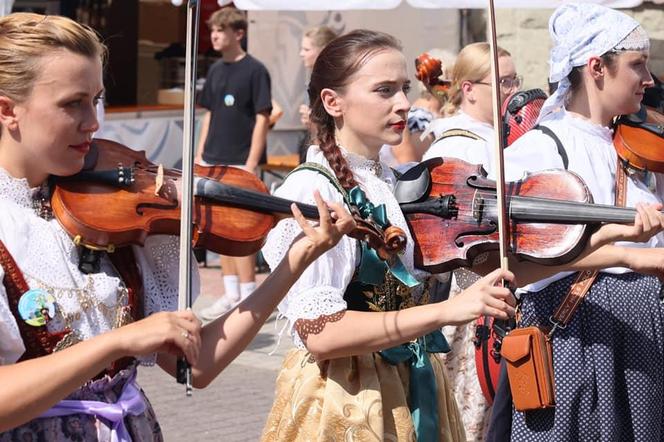 Wielobarwny korowód przemaszerował przez centrum Wisły. Trwa 61. Tydzień Kultury Beskidzkiej 