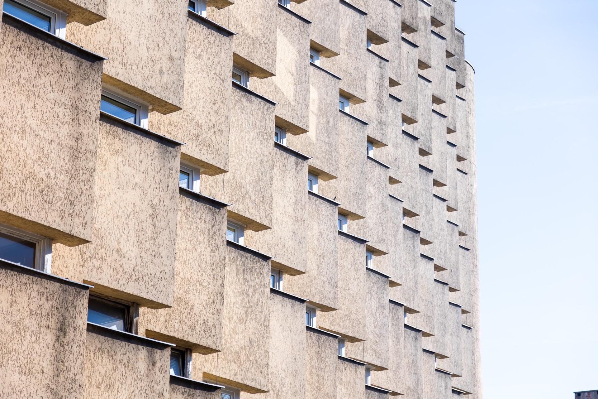 Blok PRL na ul. Koziej 9 - zobacz budynek, który z zmienia się wraz z punktem widzenia