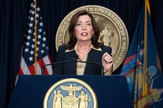 Gubernator nie odwoła burmistrza Nowego Jorku, ale każe go pilnować