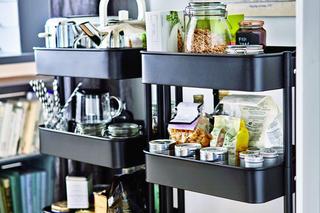 Meble i pomocniki na kółkach – podwójna wartość