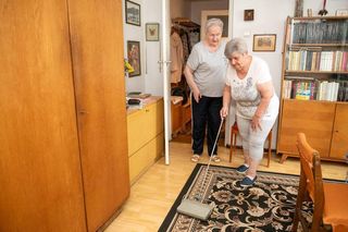 Od lat wspiera schorowaną sąsiadkę w potrzebie. Teraz pani Danuta jest za to wynagradzana