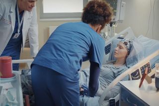 M jak miłość, odcinek 1843: Dorota (Iwona Rejzner), pielęgniarka (Oma Ukwuoma), lekarz (Richard Berkley) 