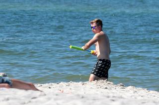 Ale mu Wesoło! Kuba Wesołowski z rodziną na plaży