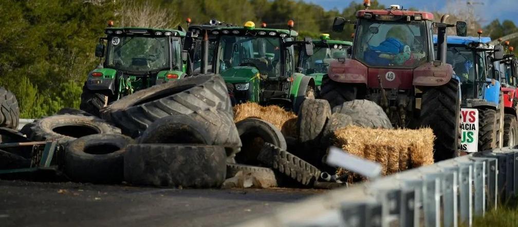 España: Los agricultores intentan disolver el parlamento.  La policía utilizó la fuerza.
