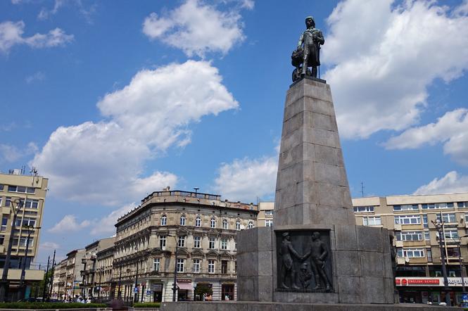 Jesienne promienie słońca na Placu Wolności