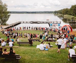 Festiwal Życia w Kokotku. Zdjęcia z czwartego dnia imprezy. Bieg Festiwalowicza i biskup w błocie