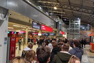 Warszawa. Paraliż na lotnisku w Modlinie. Gigantyczne kolejki do odprawy