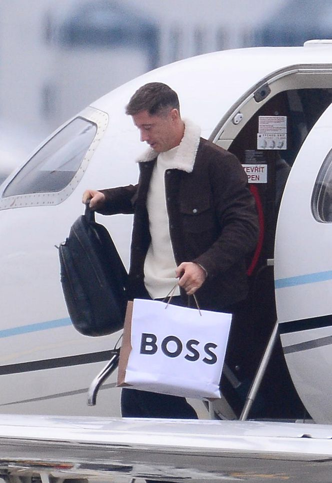 Robert Lewandowski ze szpanerką siatą wysiadł z samolotu