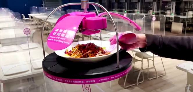 Na Zimowych Igrzyskach Olimpijskich w Pekinie jedzenie przygotowują i podają roboty! [WIDEO]