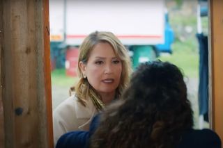 Policja znajduje ciało porywacza Ragipa i przychodzi po Melis. Ta chwyta za broń! Szybko okazuje się jednak, że to tylko zły sen Feraye.