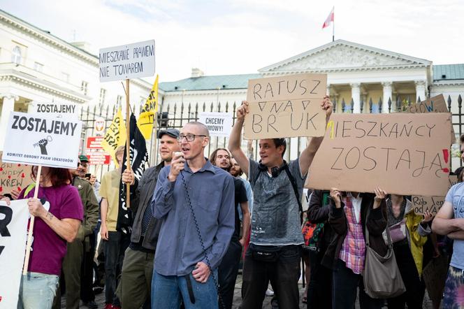 Lokatorzy z Osiedla Przyjaźń protestowali przed ratuszem: "Chcemy umów z miastem, nie wysiedleń!"