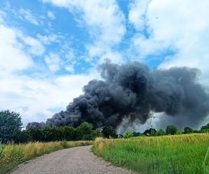 Kłęby czarnego dymu nad Lublinem! Płonie hala magazynowa przy ul. Metalurgicznej