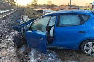 Osobowy hyundai zderzył się z pociągiem w Prostkach. Kierowca auta był pijany [ZDJĘCIA]