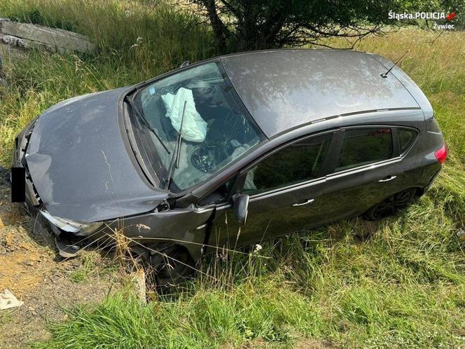 Makabryczny wypadek pod Żywcem. Kierowca zjechał z drogi i uderzył w przepust. Mężczyzna nie żyje 