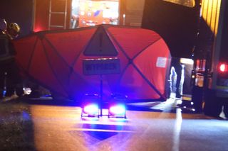 Roztrzaskał się mercedesem na drzewie. Nie miał żadnych szans