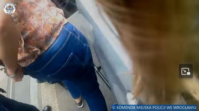 Wrocław. Policjanci rozbili szybę i siłą wyciągnęli 45-latkę z BMW. Nie chciała wysiąść [ZDJĘCIA].
