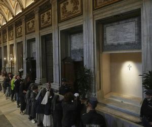 Wierni odwiedzają grób papieża Franciszka