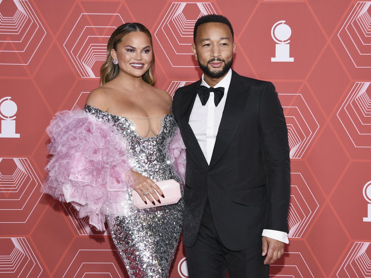 Chrissy Teigen pokazała adoptowanego psa! Ma chronić Lunę przed potworami