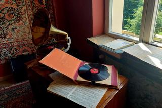 Pałace w Ostromecku skrywają skarby. Te sprzęty przed wojną powstały w Bydgoszczy! 