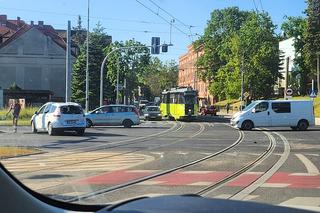 Wypadek! Tramwaj zderzył się z osobówkami