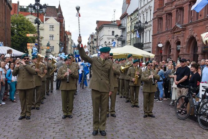 Kolorowa parada na otwarcie Dni Torunia. Przeszła przez serce toruńskiej starówki