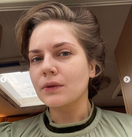 Polowanie na ćmy na planie. Hela Brzozowska (Melania Grzesiewicz)