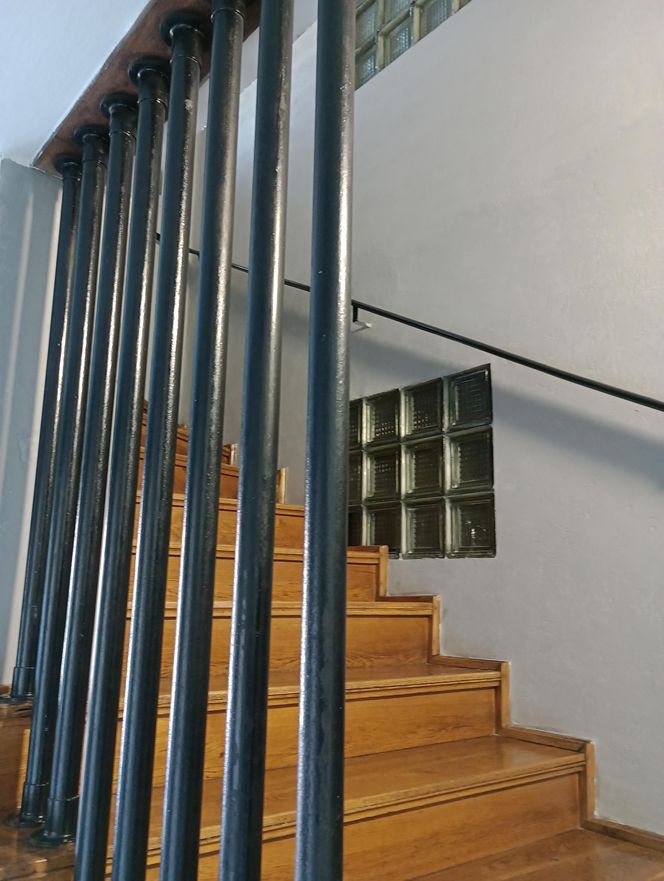 Wnętrze po metamorfozie - dębowe schody i oryginalne balustrady po renowacji
