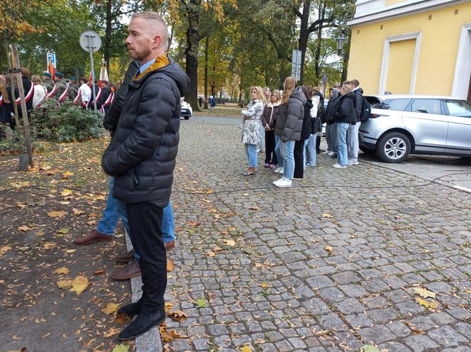 Zapalono znicze dla rozstrzelanych mieszkańców Leszna. W rocznicę tragicznych wydarzeń [ZDJĘCIA]