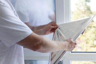 Folie na okna - czy coś dają? Jak się przykleja folię na okno? Ile to kosztuje?