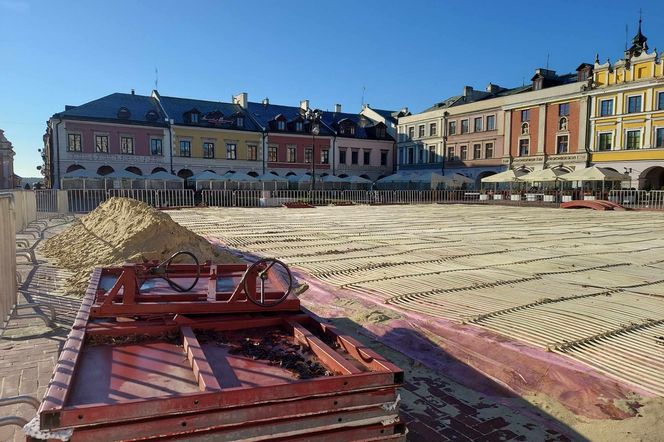 Przed ratuszem w Zamościu trwają dalsze prace przy budowie lodowiska