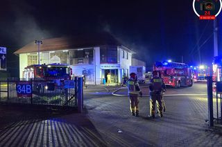 Pożar w Jankach. Palił się sklep meblowy.