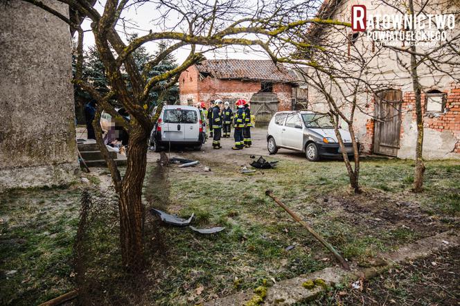 Wypadek w Nowej Wsi Ełckiej. Auto staranowało prywatną posesję