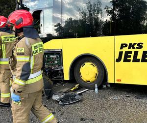 Wypadek autobusu w Karpaczu. Osobówka wjechała prosto pod jego koła. Jest wieku rannych [ZDJĘCIA].