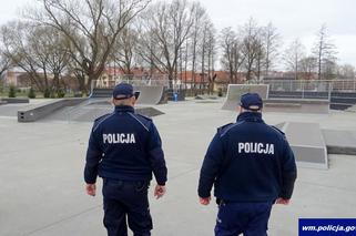 Pisz. Szarpanina z policją pod blokiem! Odpowiedzą za znieważenie