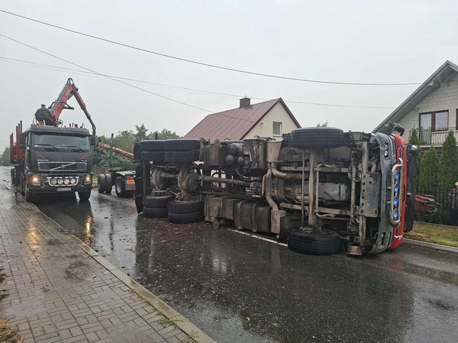 Wypadek w Mircu! Przewróciła się ciężarowka z drewnem, uszkodziła gazociąg